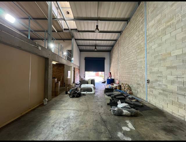 271M² WAREHOUSE TO LET IN STRIJDOMPARK